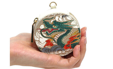 【文庫屋大関】マカロンポーチ 龍＜緑＞【皮革工芸品】 ポーチ ミニポーチ 小物入れ アクセサリー入れ イヤホン入れ 収納 保管ケース 手のひらサイズ  本革 革 皮革 工芸品 工芸 雑貨 ギフト プレ