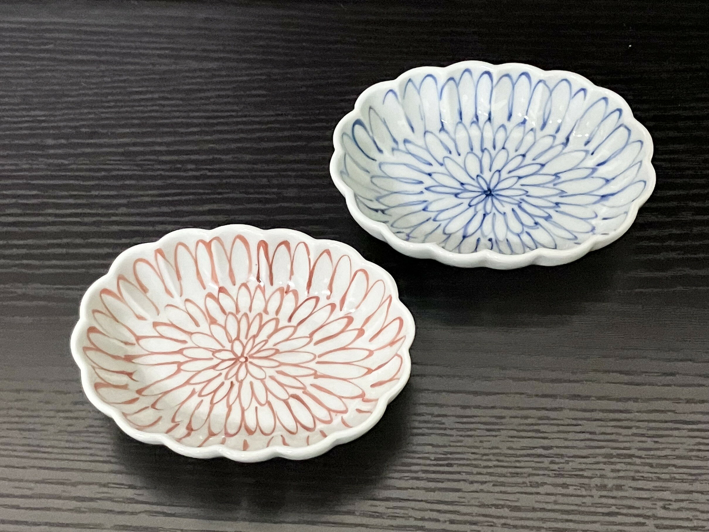 【ふるさと納税】伊万里焼 菊（青・赤）菊形小判千代口セット 165-H555