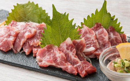 【数量限定】阿蘇馬 霜降り馬刺し 約200g（専用醤油付き 150ml×1本）【阿蘇牧場】[AYBX074]