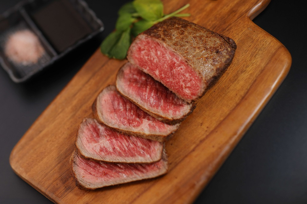 きめ細かいサシが特徴。厚みがあり、赤身部分もしっかりとした肉質。食べ応えのある450g！