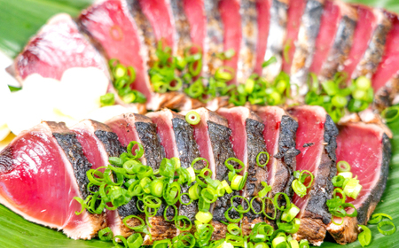 【高知大丸おすすめ品】土佐久礼かつおの藁焼きタタキ（旬凍）約800g(2-3節)7-8人前【株式会社高知大丸】[ATEZ007]