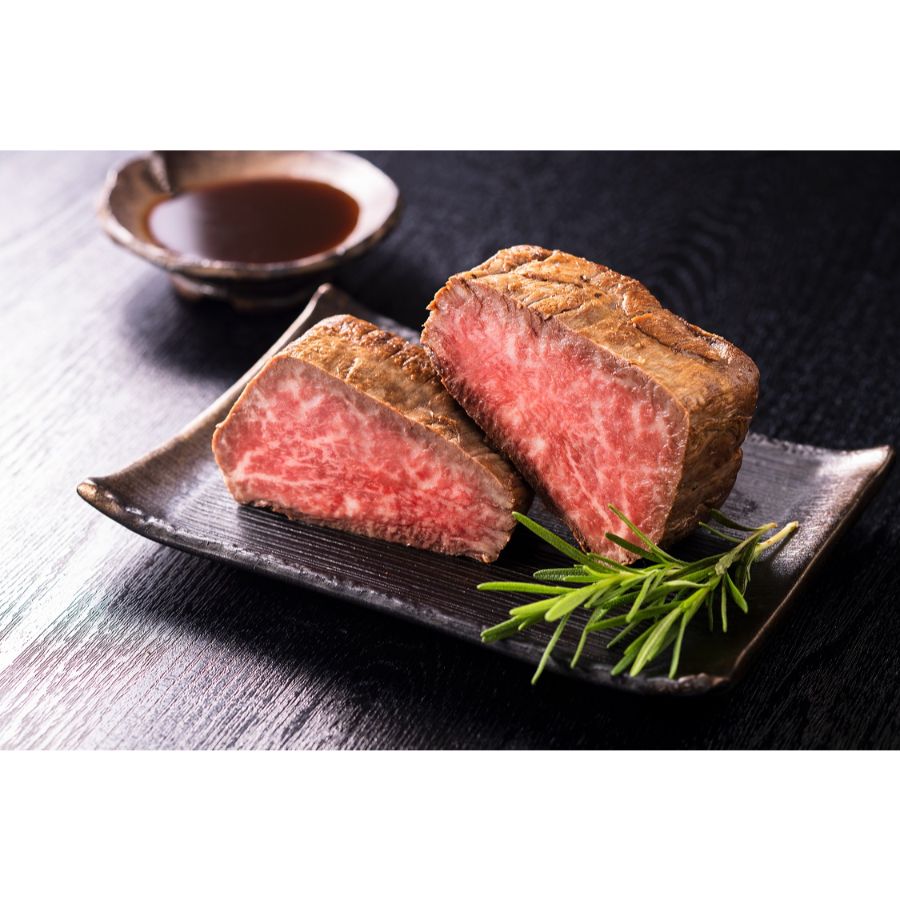＜鎌倉山＞黒毛和牛ヒレローストビーフ300ｇ、ローストビーフソース100ml、西洋わさび4.5ｇ×3