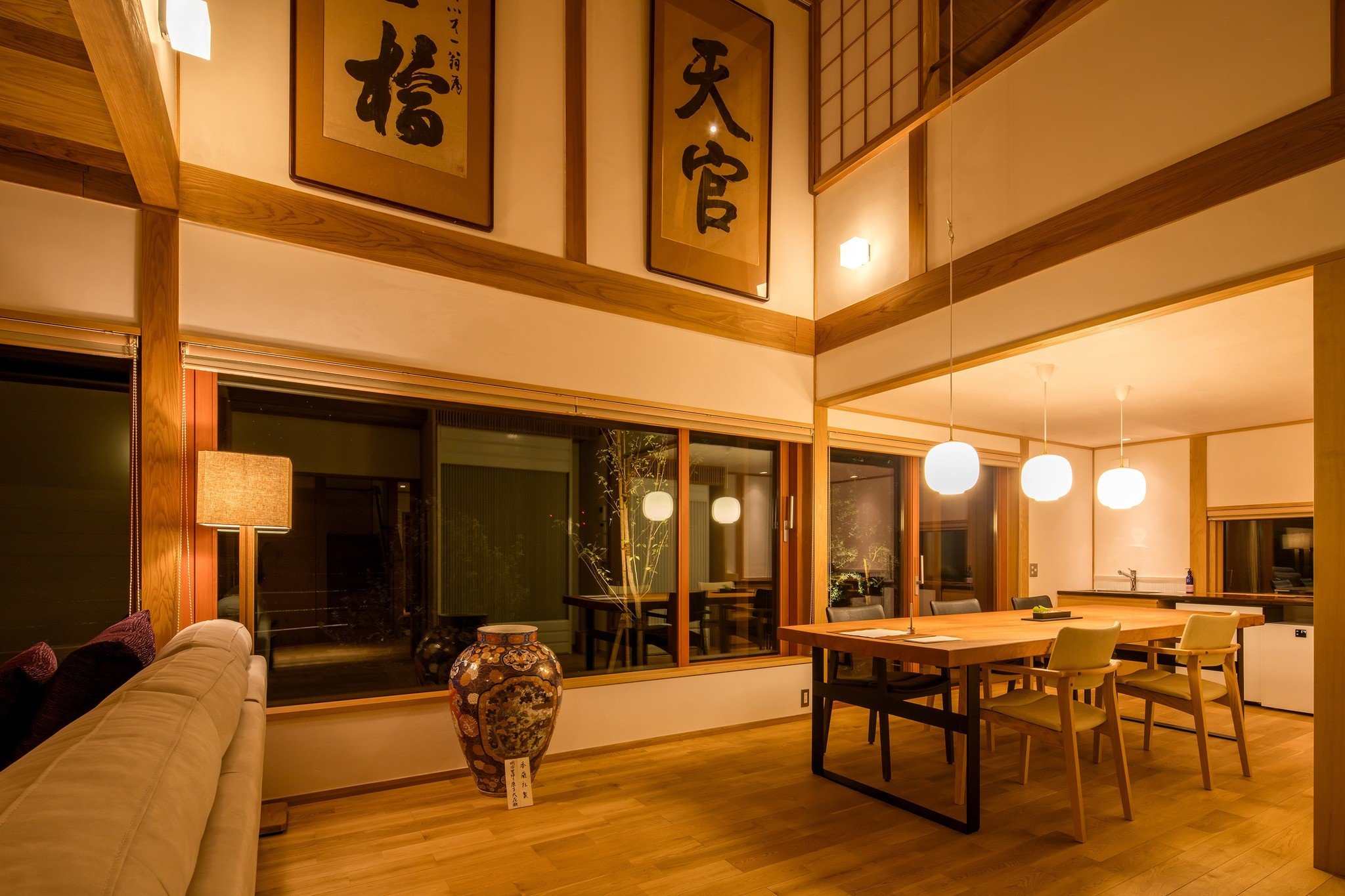 有田焼の骨董だけではなく、佐賀県を代表する書家中原悟竹の書や鍋島緞通も設えに使用しております。