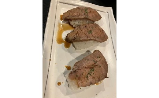 どうしてもお勧めしたいのでもう一度・・。　ご飯の上にローストビーフを乗せてご賞味してください。　我が家の１番人気です