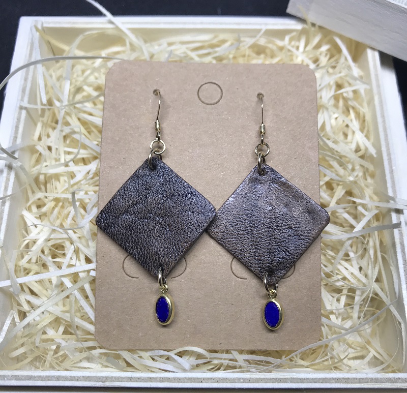鹿革と瑠璃のピアス（四角形）革小物 レザー フックピアス アクセサリー ラピスラズリ【R00614】
