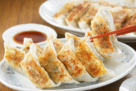 芦屋 伊東屋 謹製 オリジナル 黒豚 餃子 60個（醤油・味噌タレ 付き）【餃子 ぎょうざ ギョーザ 中華 点心 惣菜 おかず おつまみ 冷凍総菜 ジューシー 鹿児島産 国産豚 豚肉 もちもち皮 肉汁