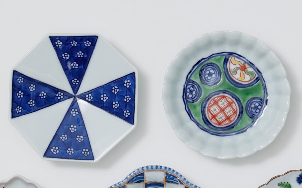左から染付梅地紋八角型手塩皿、緑彩丸文丸菊型手塩皿