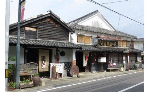 築100年を越える風情ある酒蔵。母屋は国登録の有形文化財