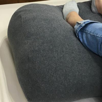 ふるさと納税 泉大津市 「お疲れ足へ」　足枕　(枕本体とグレーの専用ファスナー付きカバー2枚) |  | 01