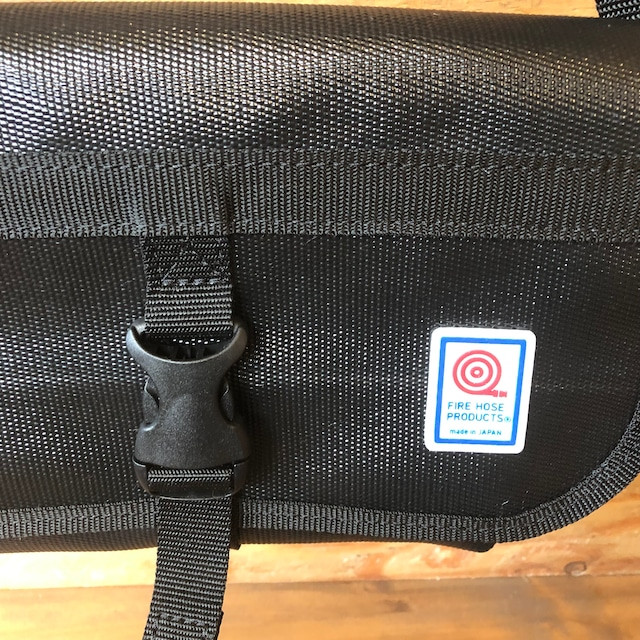 FIRE HOSE PRODUCTS　ボディバッグ　ブラック（M）
※こちらの画像は、【パイピングカラー：黒】です。