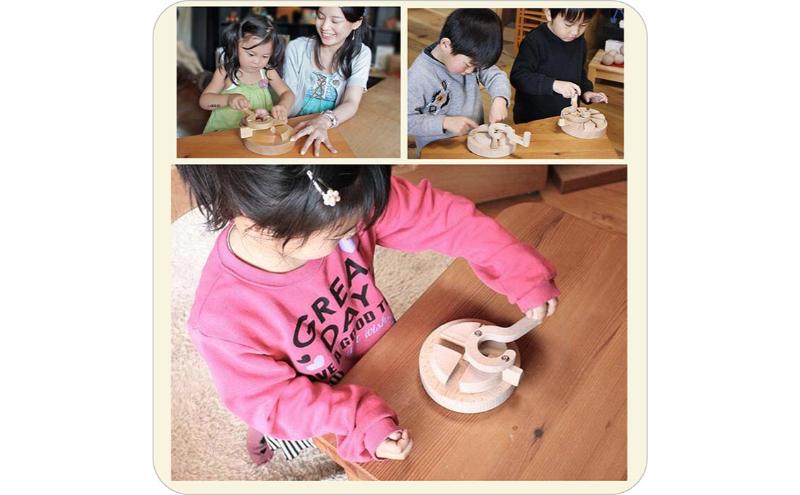 木のおもちゃ/三丁目交差点（不思議な木のおもちゃ ひたすら回します。）psc 日本グッド・トイ受賞おもちゃ 日本製 知育玩具 積み木 1歳 ランキング 2歳 3歳 4歳 5歳 誕生日ギフト～出産祝い 