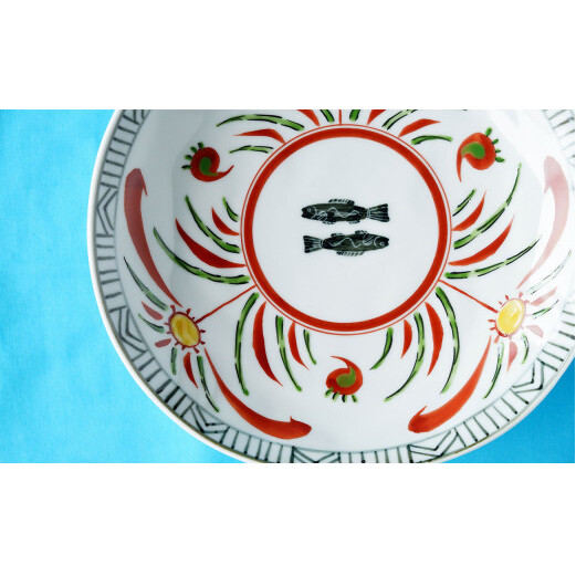 有田焼 染錦遊花双魚捻り 6.5寸皿 【神田陶器店】 皿 食器 和食 食器 赤 黄 お魚 bp007