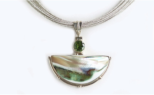 
            夜光貝を素材にした「コードペンダント」貝工房かざはな【NC-２】
          