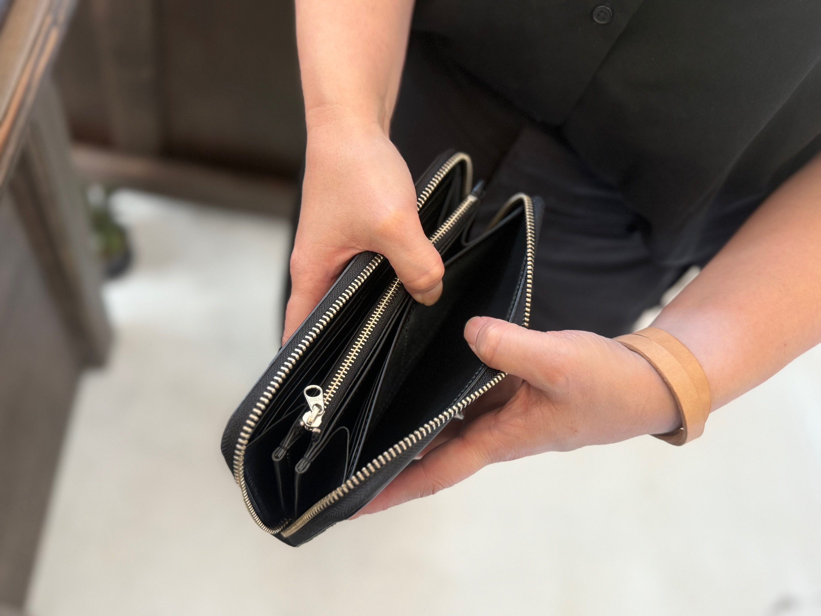 革職人が作った牛革ラウンドファスナー長財布［BLK］