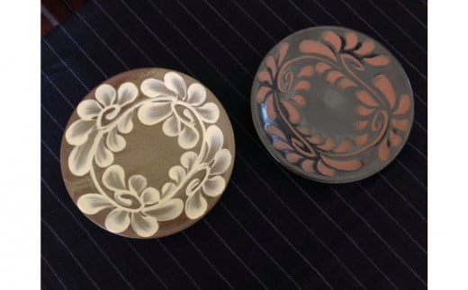 【やちむんカフェ器人】5寸皿（いっちん＆黒釉）各１枚セット ☆ 仲間功 焼き物 陶器 柄違い 限定数量 つる草 スイーツと ケーキと デザート皿 仲間陶房 伝統工芸品
