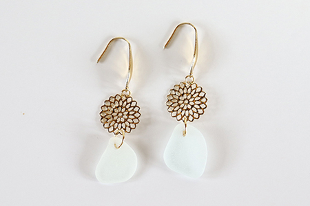 ゆらゆらシーグラスのピアス（イヤリング）：ゴールド