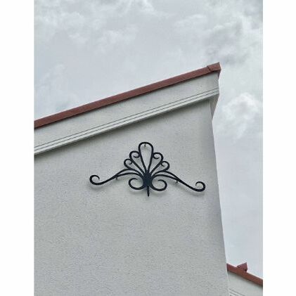 【ふるさと納税】シンデレラのティアラ（レザーカットアルミ製妻飾り） 家 自宅 店舗 お店 装飾 おしゃれ かわいい エレガント 外観 錆びに強い 軽い 外壁 外交 ブルーティアラ グレードUP