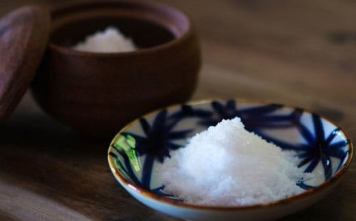 ◆「土佐の塩丸（青丸）」
やや細かめの粒度で食材に馴染みやすい万能タイプです。