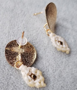 マクラメ編みのピアス（丸×ホワイトのスクエアモチーフ）【R01166】