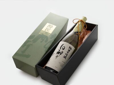 日本酒 純米大吟醸 白神のしずく 1800ml ×1本 お酒 酒 地酒 一升瓶 辛口 純米大吟醸酒 清酒 アルコール ギフト プレゼント 贈答 男性 女性 送料無料 1800 1.8L 青森 青森県 