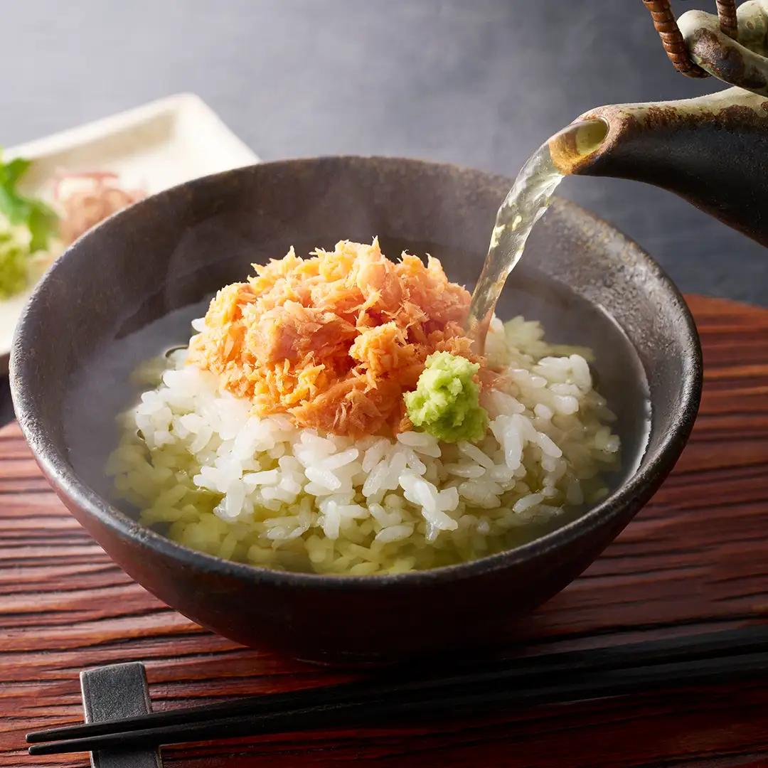 ニッスイ 焼さけあらほぐし （48g×2個パック）×12セット 焼鮭 鮭 フレーク 鮭 サケ シャケ 小分け 常温 防災食 非常食 保存 おかず 弁当 おにぎり 朝食 朝ごはん 夕食 簡単調理 青森県