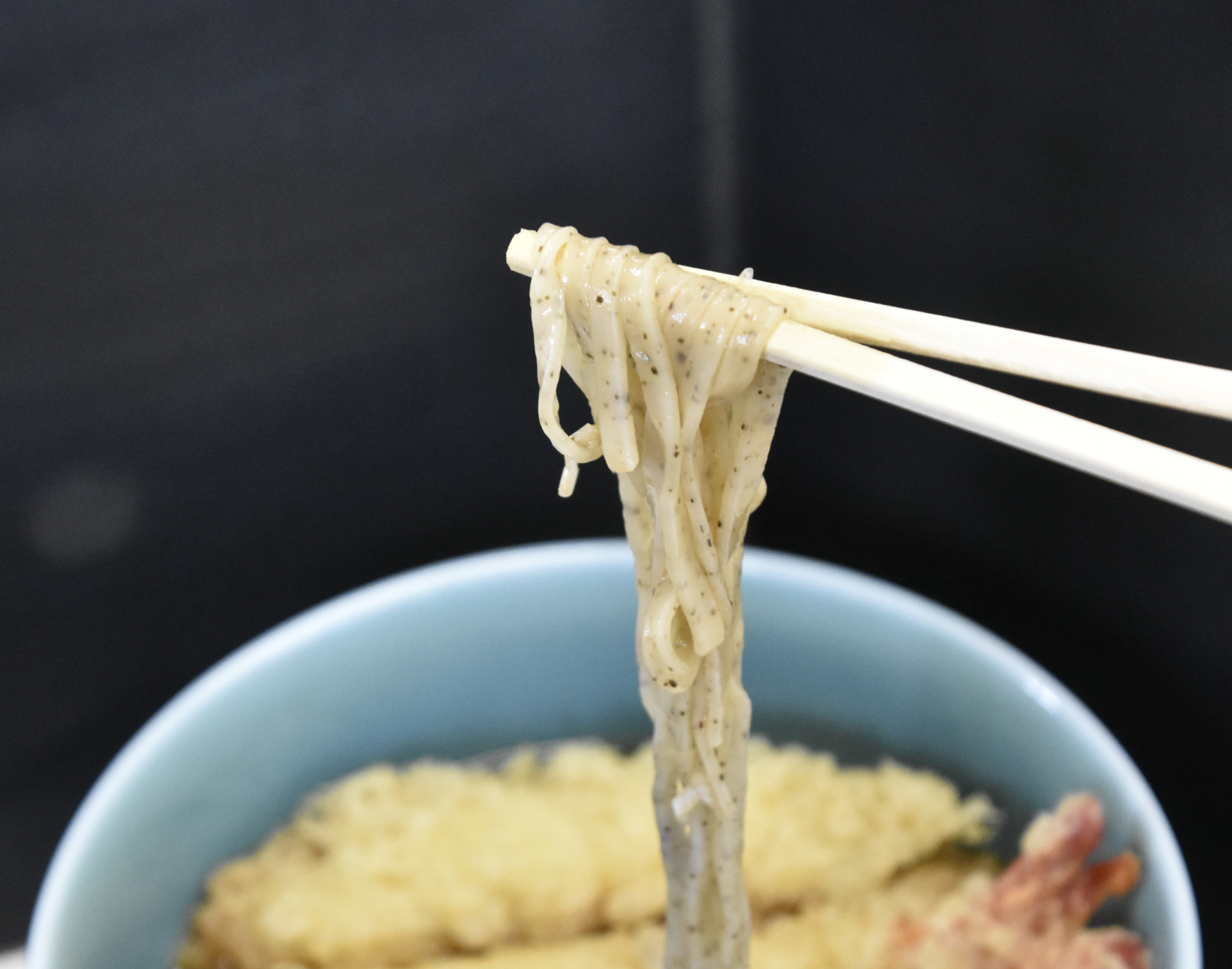 麺にもずくが練りこまれています。