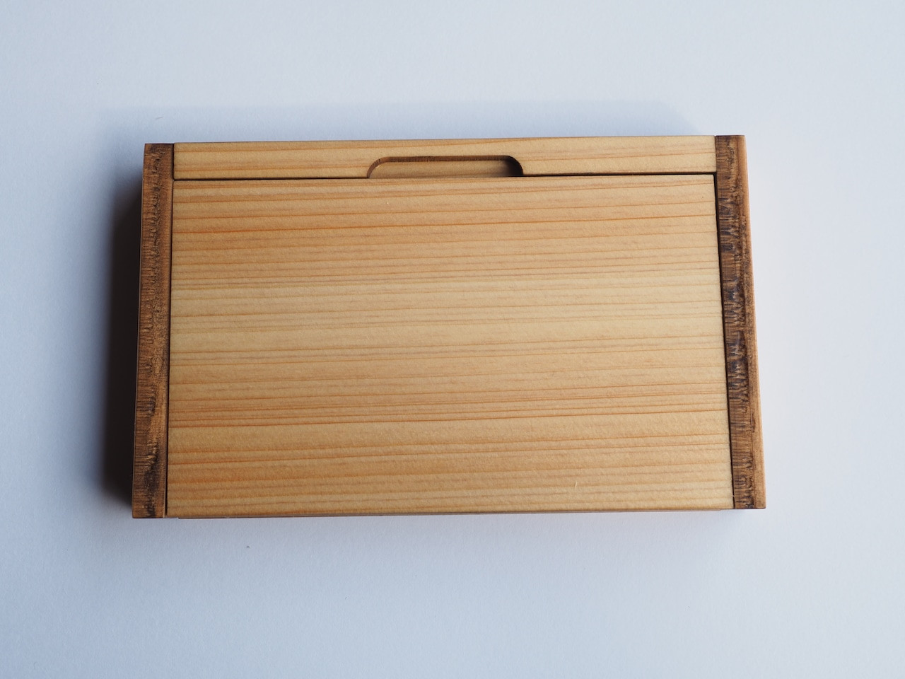 金具や留め具を一切使用せず、すべて木材の精密な組み合わせで作られています。