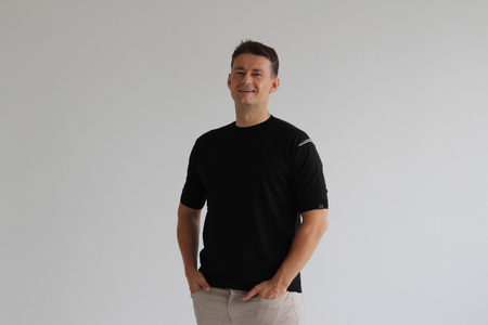 究極の贅沢シルク100%洗えるメンズ半袖Vガゼットデザインクルーネックニットウェア ブラックLサイズ メンズ 有限会社アスリート