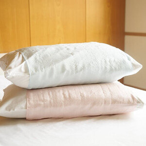 【南砺市】松井機業「城端しけ絹」全身整う 美髪枕カバー【朱鷺色（薄ピンク）】×美肌タオルセット