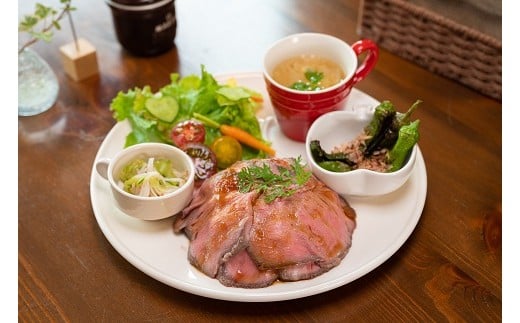 神戸牛の素牛！黒田庄和牛を使用したローストビーフ丼がメインのランチセットです♪