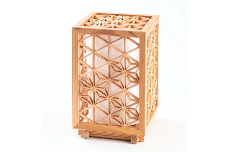 組子細工の空間照明「乱れ組子 （麻の葉）」小型《W138×H205×D138（mm）》秋田杉 間接照明 フロアライト 大湊文吉商店