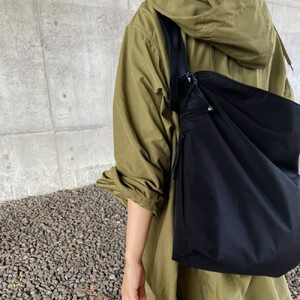 【無駄のないシンプルさ】大判ショルダーバッグ　UKIE　Super water repellent｜人気バッグ おすすめトート［ 無駄のないシンプル 大判ショルダーバッグ UKIE Super wat