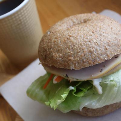 ふるさと納税 牛久市 【茨城県牛久市産、栽培期間中化学肥料・農薬不使用の小麦粉使用】全粒粉100%のベーグル　14個セット