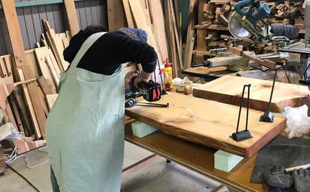 徳川御三家紀州藩の伝統を受け継ぐ三重県 尾鷲(オワセ）ヒノキの一枚板でローテーブルを作るワークショップ Mサイズ 長さ600～800×幅250～350×高さ約270㎜【家具 インテリア サイドテーブル