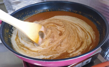 カレー屋さんの カレーパン ＜四万十鶏 の チキンカレー 使用＞ 5個〔冷凍〕［1638］