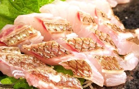 （冷蔵）驚く甘さ！ジューシーなブランド真鯛【３枚おろし・皮あり】 ／ はさま あなたに逢い鯛。 三重県 南伊勢町 伊勢志摩