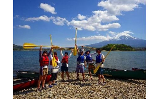 雄大な富士山をバックにカナディアンカヌーで湖を満喫！ 富士山 河口湖 カヌー 満喫 自然 体験 子供 大人 カナディアンカヌー 湖