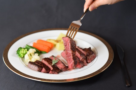 ＜宮崎県産黒毛和牛（経産牛）ヒレステーキ4枚＞(計約600g・約150g×4P)マキシマムスパイス(小袋)付き 国産 九州産 牛肉 精肉 ヒレ フィレ 赤身 希少部位 ステーキ 焼肉 アウトドア 調味