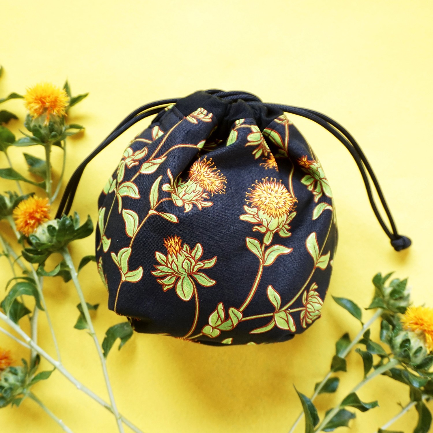 
                  ＜黒＞黒べに花柄のまんまる巾着 ～べに花の郷桶川市～ | 巾着 浴衣 ゆかた ROX design 埼玉県 桶川市
                