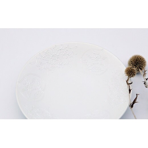 有田焼 白一珍間取り花唐草紋浅鉢 【深海三龍堂】 食器 中鉢 白磁 白い器 白い食器 器 陶磁器 シンプル おしゃれ いっちん 職人技 ay100_イメージ3