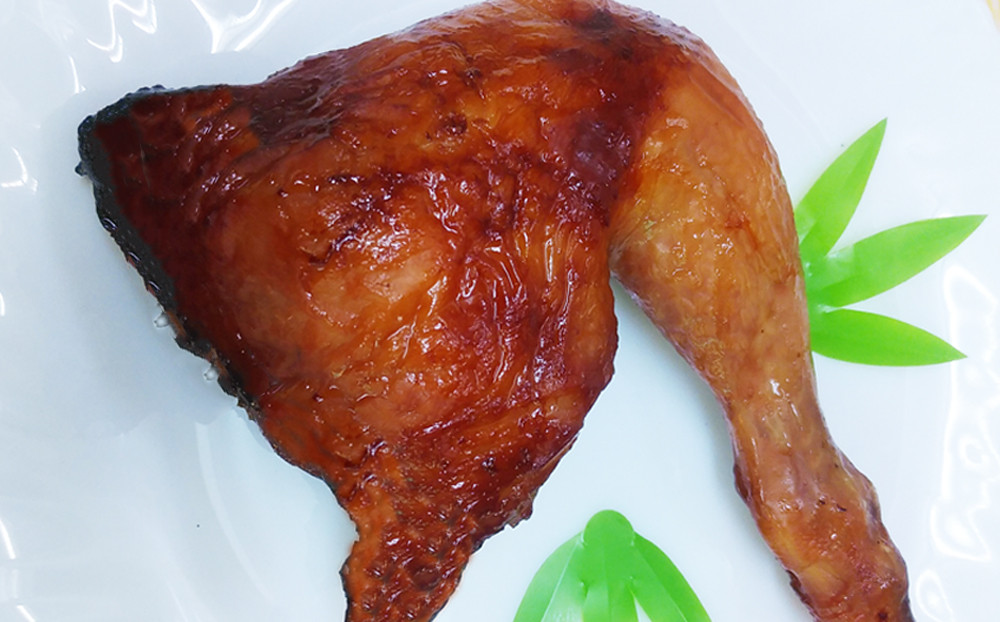 創業当時からの秘伝のタレに漬け込みよく味の染みたローストチキン。