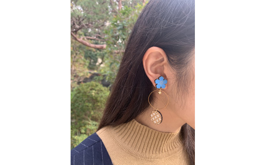 水色桔梗と七宝柄のお守り耳飾り(ピアス) ふるさと納税 水色桔梗 耳飾り ピアス 七宝焼き 真鍮 木製 木彫り 高彫り 木工  木製品 オーダーメイド 京都府 福知山市 京都 福知山  ふるさと 奥京