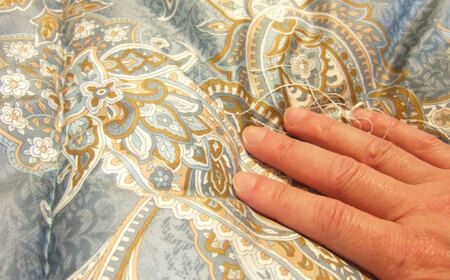 国産真綿100％使用 近江真綿 手引き布団 1.5kg シングル 【青色】　滋賀県長浜市/小野商店[AQBN015]