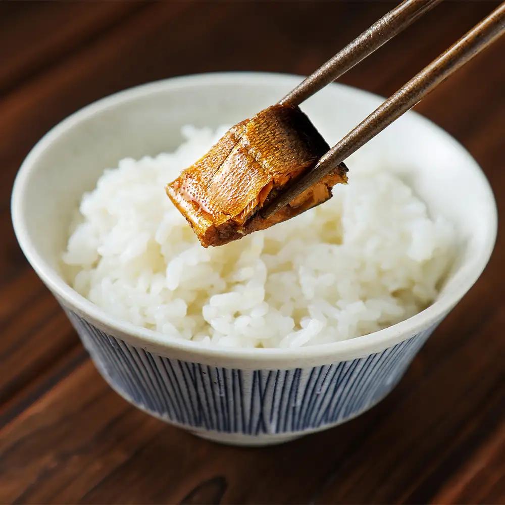 鮎の甘露煮 320g 桐箱入 無憂舘（府中市） ／ あゆ 魚 惣菜 ご飯のお供 鮎料理 真空パック 老舗 伝統製法 秘伝のタレ 甘辛 旨味 しっとり お歳暮 お中元 贈答品 広島県 No.1166