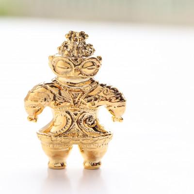 ふるさと納税 山梨県 縄文の神秘を身にまとう　K18製 豆遮光器土偶ペンダントトップ　700-082
