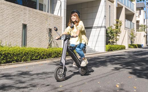 女性でも簡単に運転することが出来ます（走行には、原付免許または普通自動車免許が必要です）