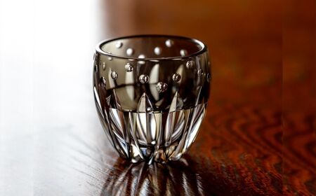 江戸切子 伝統工芸士・鍋谷聰 作 冷酒杯＜蓮＞カガミクリスタル T535-3030-BLK |  冷酒杯 冷酒杯 冷酒杯 冷酒杯 冷酒杯