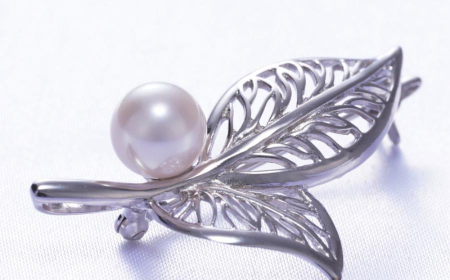 胸元に上品な輝きアコヤ真珠ブローチ
