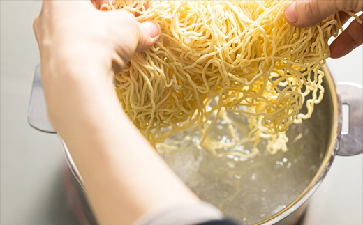 釧路町発 〆まで美味しい細ちぢれ麺（細ちぢれラーメン 220g）×6袋（18食分） | 北海道で人気 釧路ラーメン 細麺 鍋の締め ラーメン 生麺 おすすめ 鍋のシメ 鍋の〆に 食べるラーメン 冷蔵 