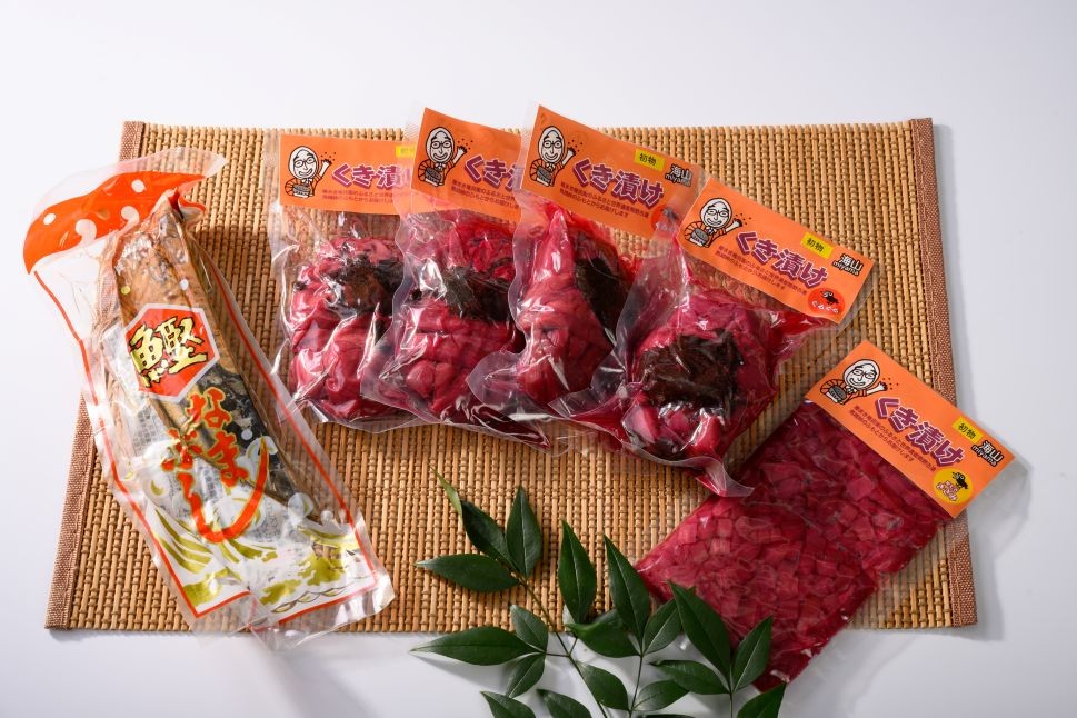 
                  【季節限定】紀北町のソウルフード漬物「くき漬け&生節」セット（ぐるぐる４・きざみ１・生節1）〈数量限定〉 [FK02]
                